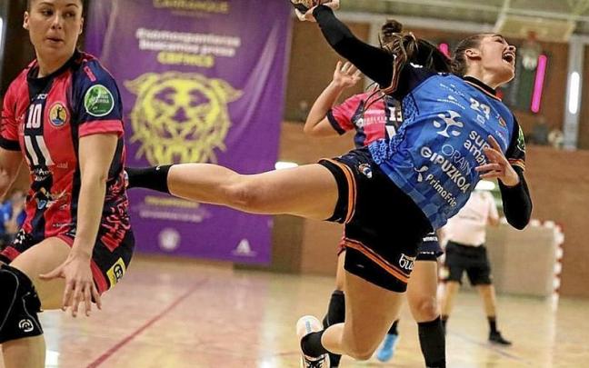 Paula Arcos intenta un lanzamiento a portería, en el partido disputado ayer en Málaga. | FOTO: JOAQUÍN CORRALES Paula Arcos intenta un lanzamiento a portería, en el partido disputado ayer en Málaga. | FOTO: JOAQUÍN CORRALES