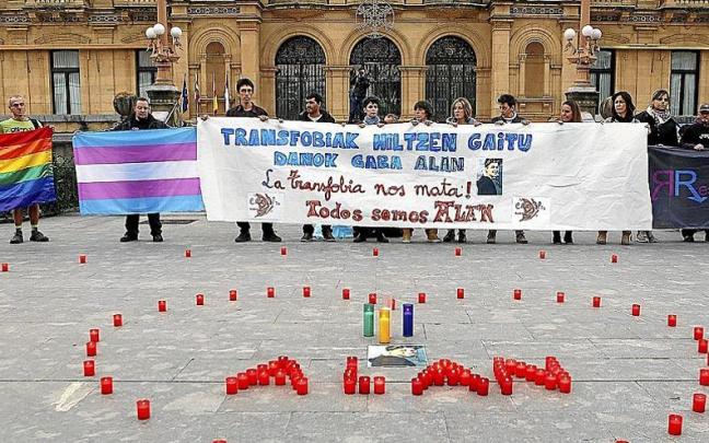 Concentración celebrada en Donostia en 2015 para mostrar su dolor tras el suicidio de Alan, un menor transexual catalán de 17 años víctima del “acoso escolar y social”. | FOTO: G. ESTRADA
