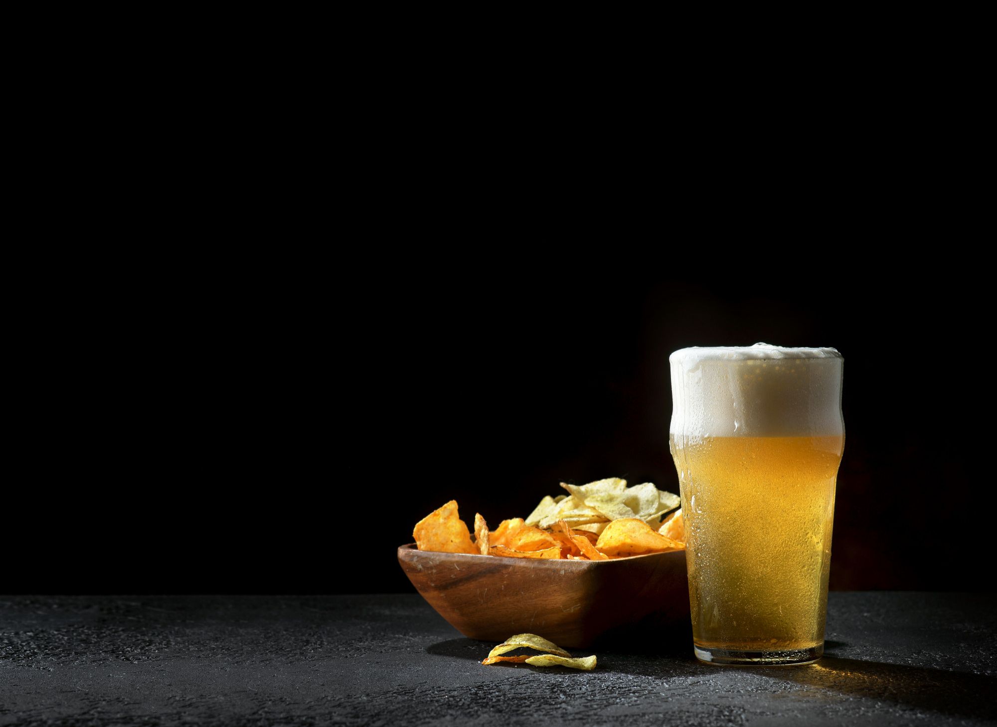 Una cerveza fría junto a un aperitivo salado.