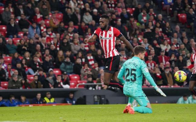 Aitor Fern&aacute;ndez salva una internada de I&ntilde;aki Williams.