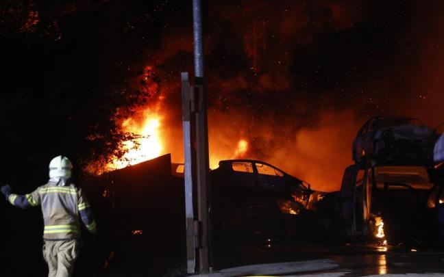Espectacular incendio de un desguace en Astigarraga