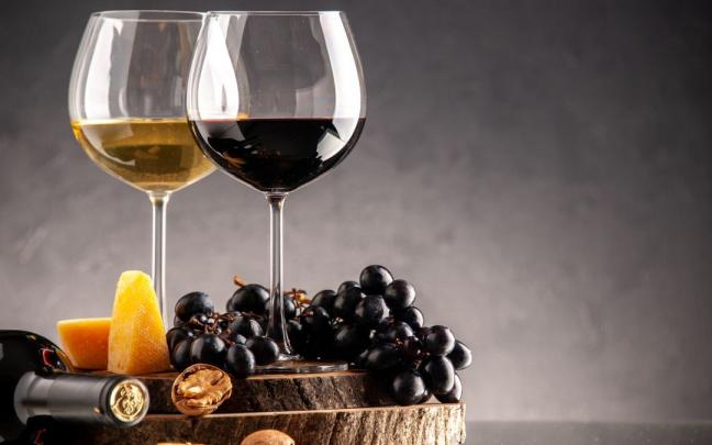 Vino tinto y vino blanco.