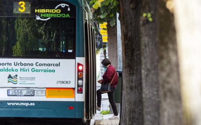 Una usuaria subiendo a la villavesa de la línea 3.