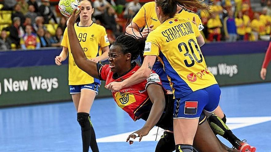 Lysa Tchapchet, lanzando a puerta en el partido de ayer. | FOTO: EFE