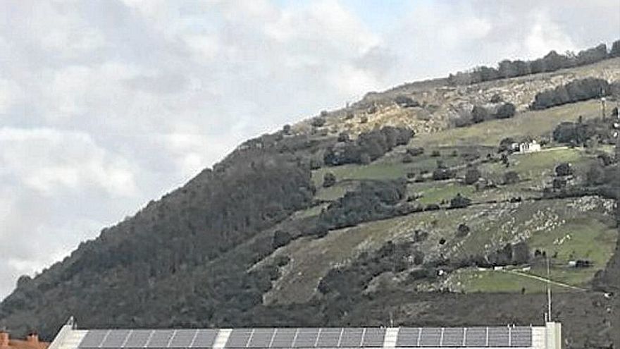 Placas solares en el tejado del edificio de las piscinas de Azpeitia.