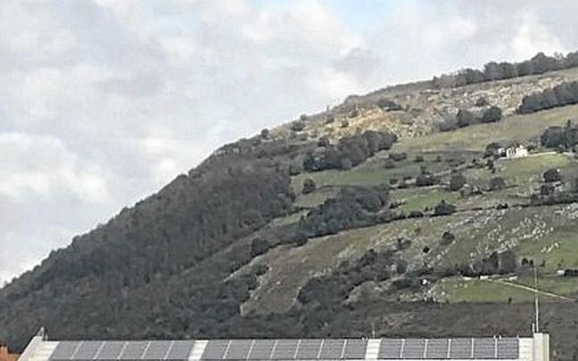 Placas solares en el tejado del edificio de las piscinas de Azpeitia.