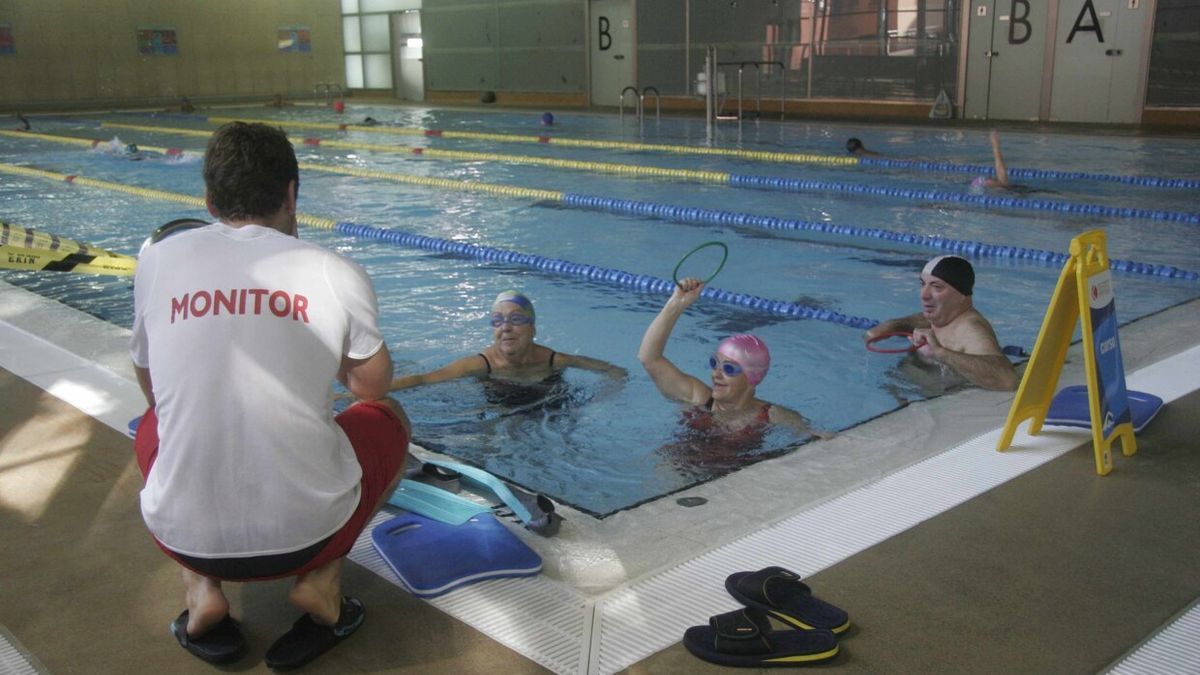 Clase de natación para mayores en la piscina cubierta del centro cívico de Aldabe.