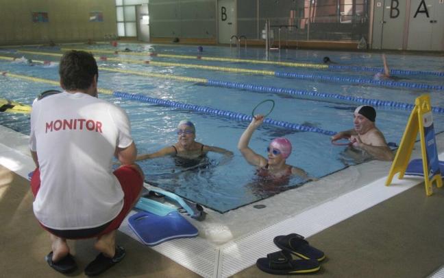 Clase de natación para mayores en la piscina cubierta del centro cívico de Aldabe.