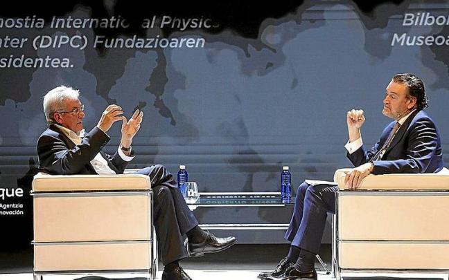 Conversaci&oacute;n entre Pedro Miguel Etxenike y Miguel Zugaza ayer en el Kursaal de Donostia.