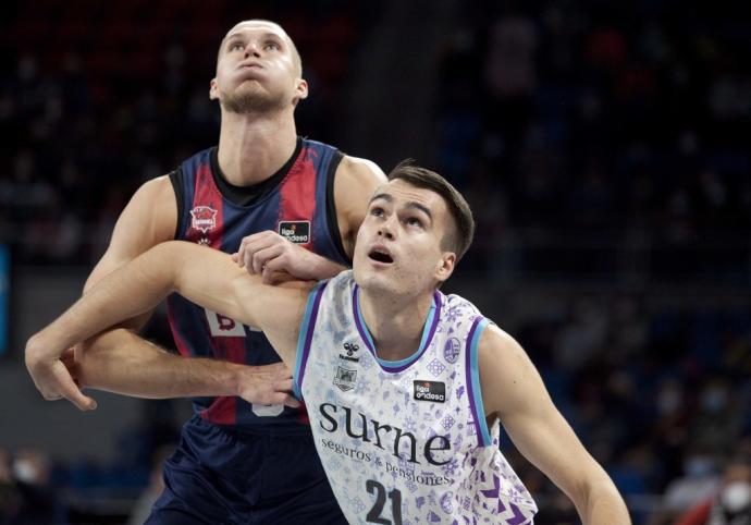 Sedekerskis pugna por el rebote con Gytis Masiulis, del Bilbao Basket