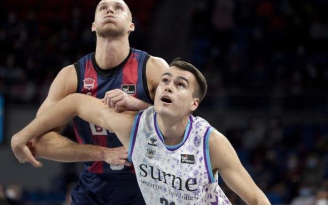Sedekerskis pugna por el rebote con Gytis Masiulis, del Bilbao Basket