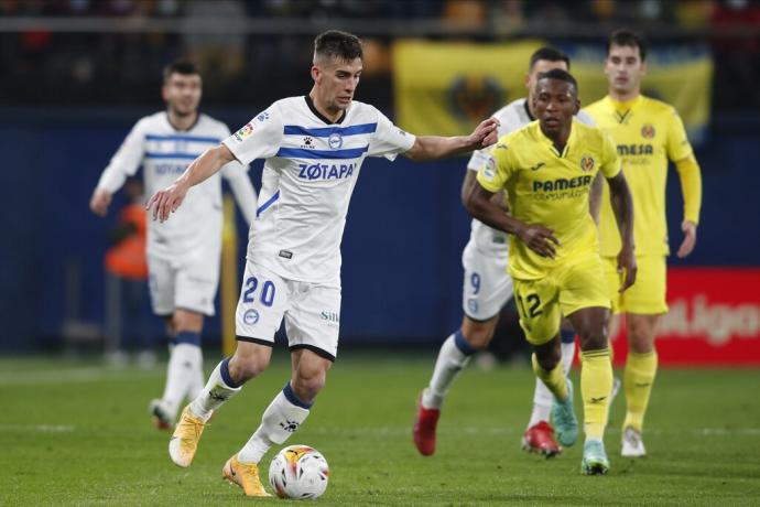 Pere Pons, durante el último choque entre el Villarreal y el Alavés en el Estadio de la Cerámica.