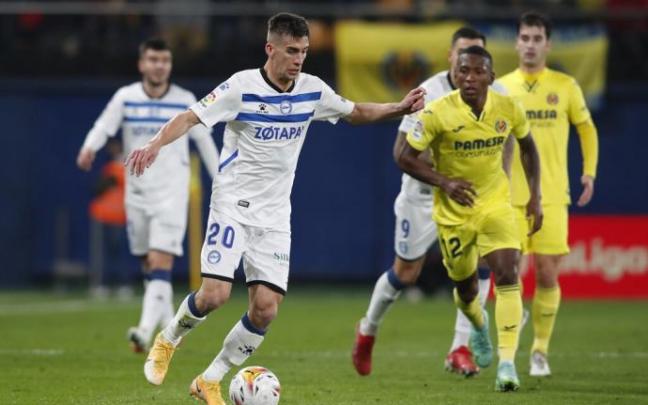 Pere Pons, durante el último choque entre el Villarreal y el Alavés en el Estadio de la Cerámica.