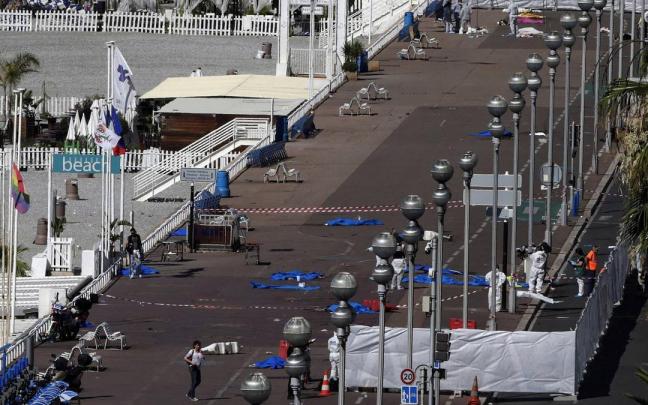 Paseo de los Ingleses de Niza, a la mañana siguiente del arrollamiento que acabó con la vida de 89 personas Paseo de los Ingleses de Niza, a la mañana siguiente del arrollamiento que acabó con la vida de 89 personas