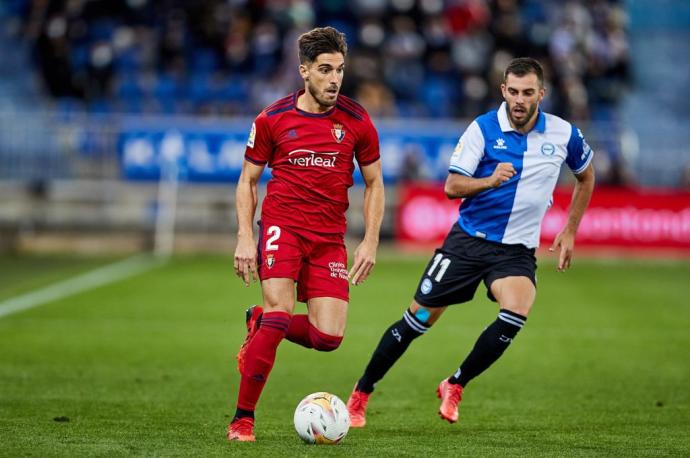 Nacho Vidal, de Osasuna, y Luis Rioja, del Alavés, en el partido de Liga de la primera vuelta en Mendizorroza.