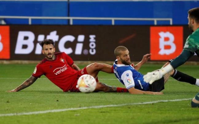 Rubén García y Víctor Laguardia, durante el último derbi entre el Alavés y Osasuna en Mendizorroza.