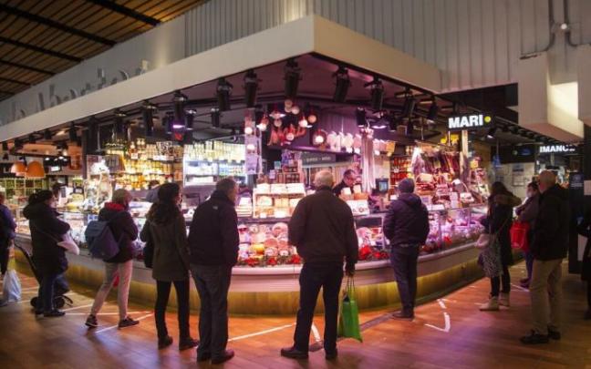 Interior del recinto de la Plaza de Abastos de Vitoria.