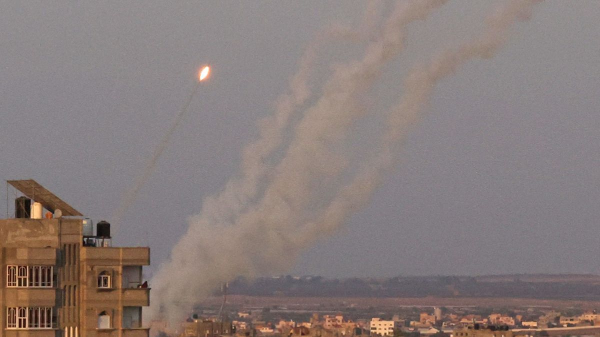 Un misil es lanzado hacia Israel desde Gaza.