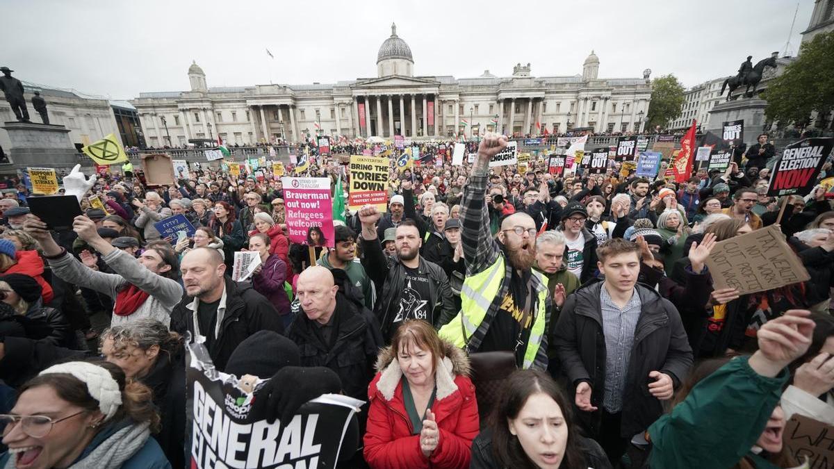 Miles de personas protestan en el centro de Londres.