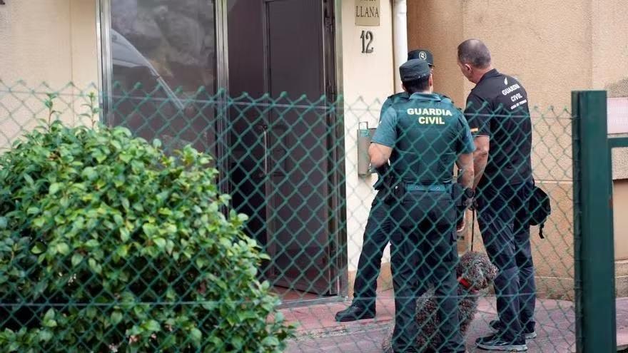 Agentes de la Guardia Civil durante el registro de la vivienda de la acusada en Castro Urdiales