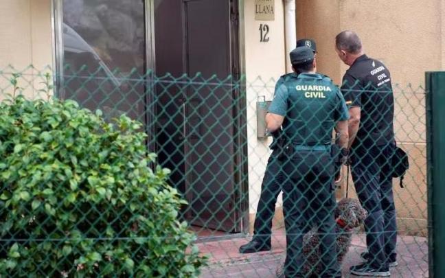 Agentes de la Guardia Civil durante el registro de la vivienda de la acusada en Castro Urdiales Agentes de la Guardia Civil durante el registro de la vivienda de la acusada en Castro Urdiales