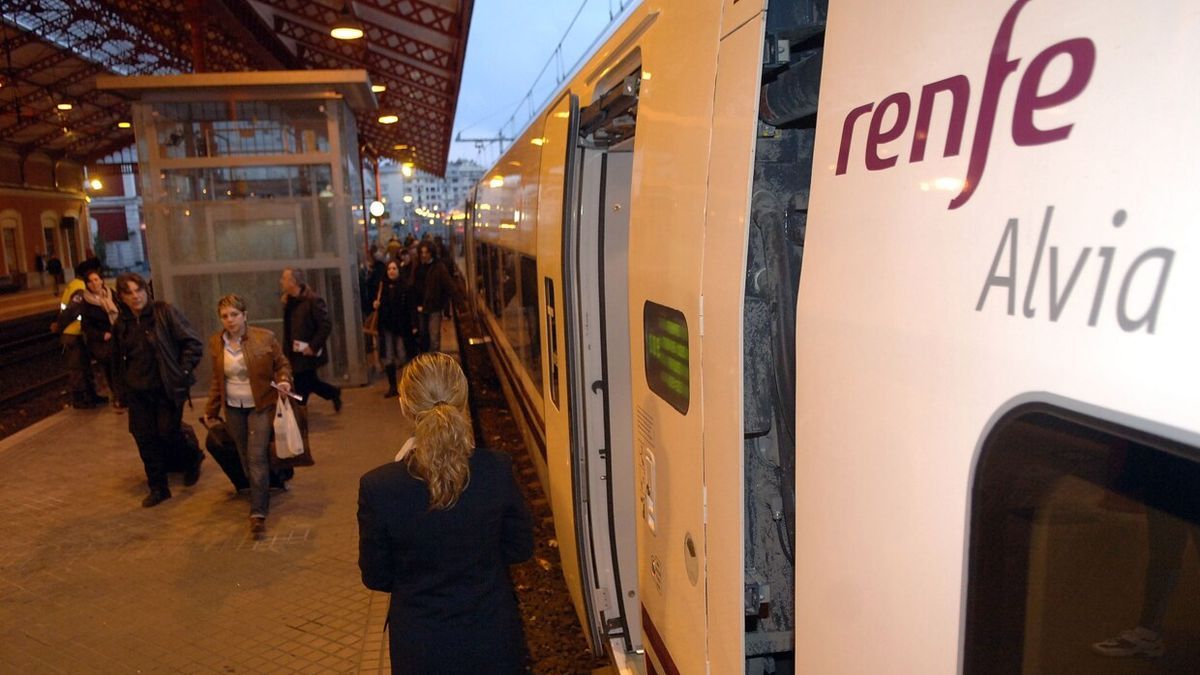 Pasajeros en la Estación del Norte de Donostia, donde se registraron altercados el sábado.