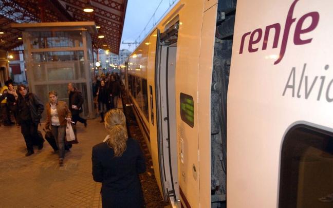 Pasajeros en la Estaci&oacute;n del Norte de Donostia, donde se registraron altercados el s&aacute;bado.