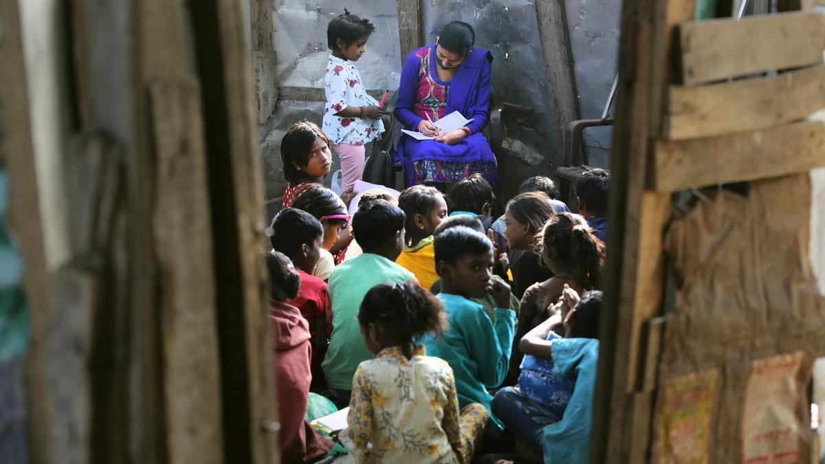 Una profesora da clase a unos niños en la India.