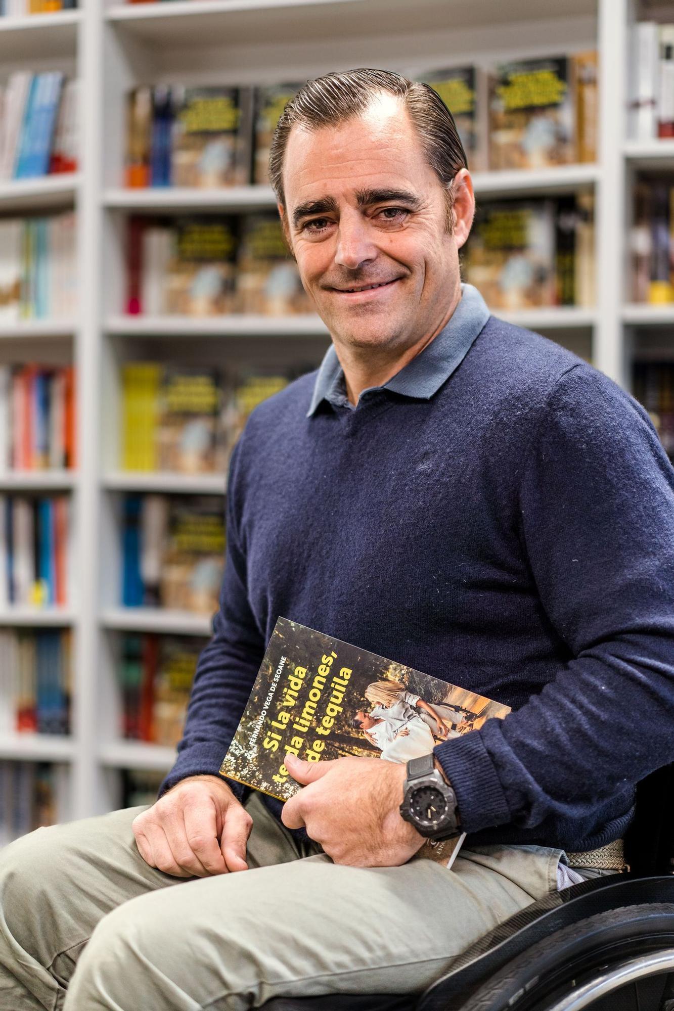 Posando con su nuevo libro.