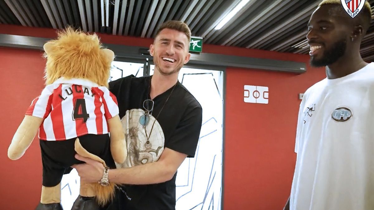 Aymeric Laporte junto a Iñaki Williams y el león de peluchoe del Athletic