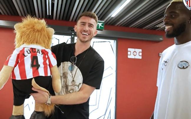 Aymeric Laporte junto a Iñaki Williams y el león de peluchoe del Athletic. Foto: Athletic Club