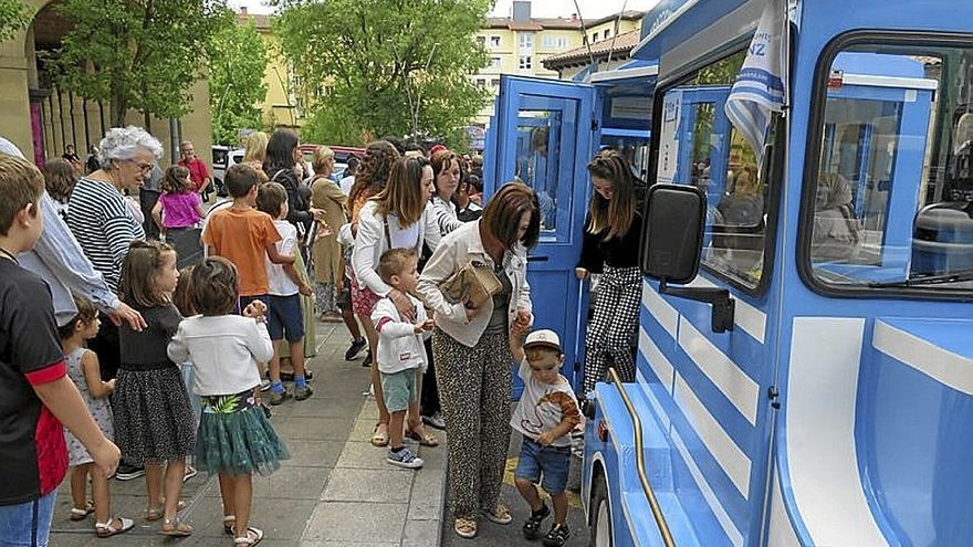 Niños y mayores, en el tren txu-txu. | FOTO: A.Z.