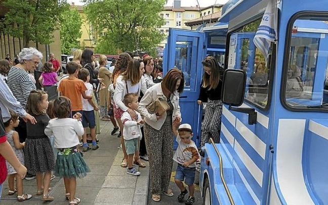 Niños y mayores, en el tren txu-txu. | FOTO: A.Z.