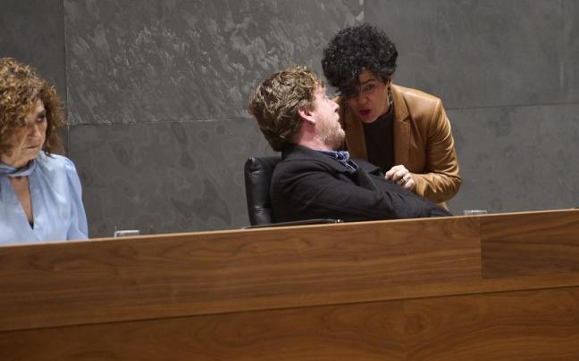 Inma Jurío, del PSN, conversa Maiorga Ramirez en el Parlamento. Inma Jurío, del PSN, conversa Maiorga Ramirez en el Parlamento.