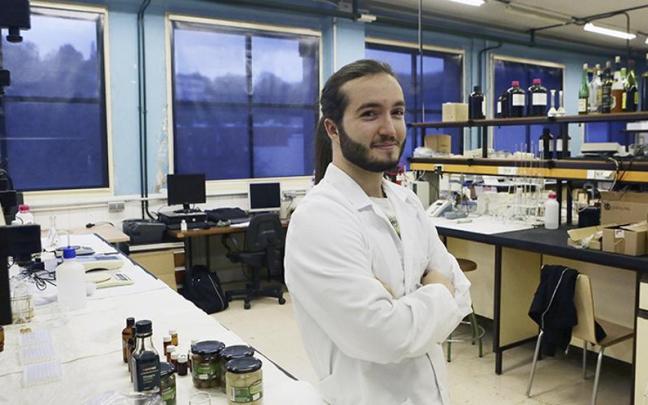 Aritz Martinez en un laboratorio de la Facultad de Qu&iacute;mica.