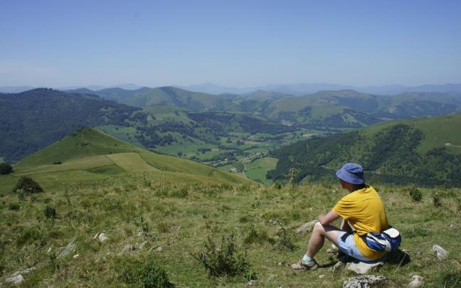 Tras visitar la ermita, es momento de disfrutar de las excelentes vistas. Tras visitar la ermita, es momento de disfrutar de las excelentes vistas.