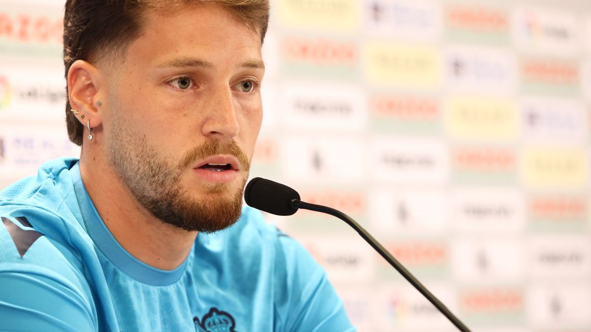 Álex Remiro, durante la rueda de prensa que ha ofrecido este miércoles en Zubieta.