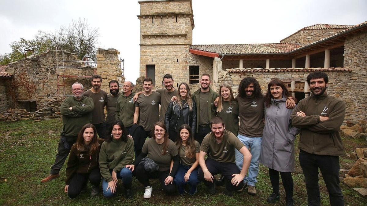 Voluntarias, voluntarios, directores de excavación y coordinadores de Aranzadi, felices el pasado lunes en el palacio de Góngora del Valle de Aranguren.