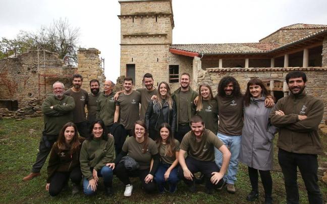 Voluntarias, voluntarios, directores de excavación y coordinadores de Aranzadi, felices el pasado lunes en el palacio de Góngora del Valle de Aranguren.