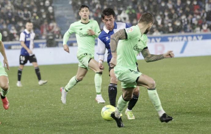 Pellistri trata de superar a Iñigo Martínez, durante el partido entre el Alavés y Athletic