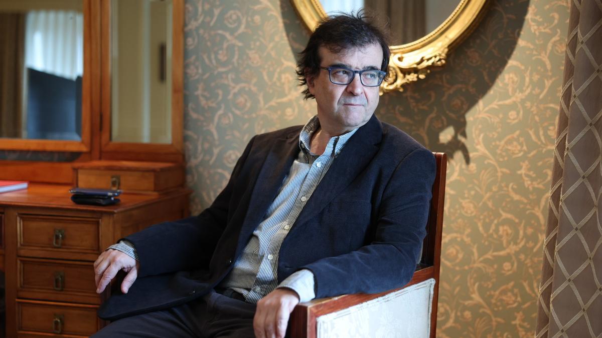 Javier Cercas, en el interior del Hotel La Perla de Pamplona.