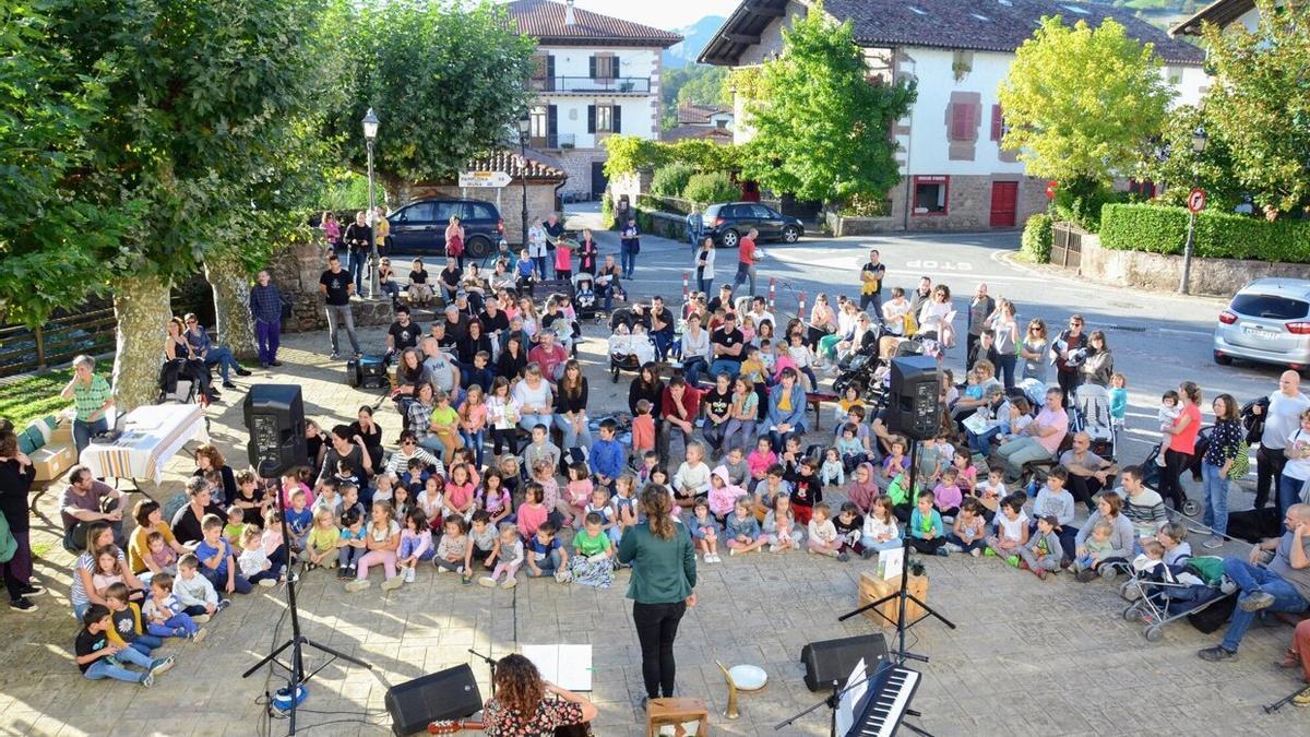 Jende auntiz hurbildu zen Erratzuko plazara ipuin musikatuarekin gozatzera.