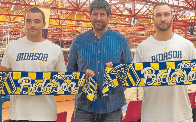 Gurutz Aginagalde atzo Artalekun, Asier Nieto eta Mihajlo Mitic ondoan dituela. | ARGAZKIA: CD BIDASOA