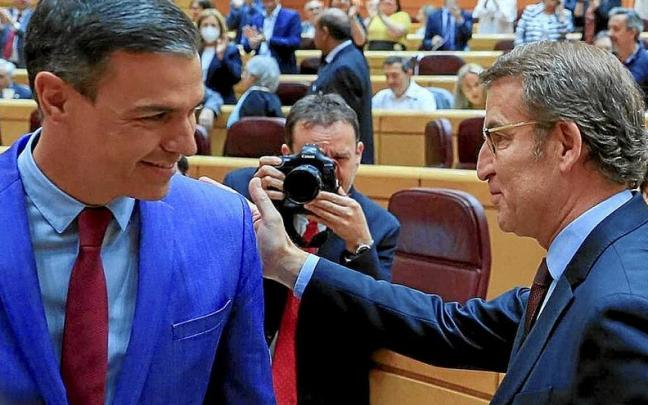 Alberto N&uacute;&ntilde;ez Feij&oacute;o saluda a Pedro S&aacute;nchez en la anterior ocasi&oacute;n en que coincidieron en el Senado.