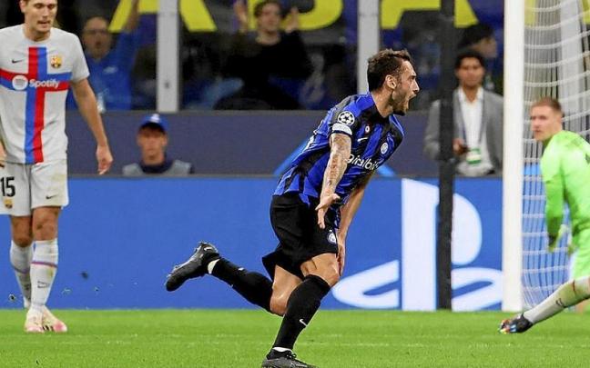 Celebración del gol del Inter ante la mirada de los jugadores del Barcelona. | FOTO: EFE