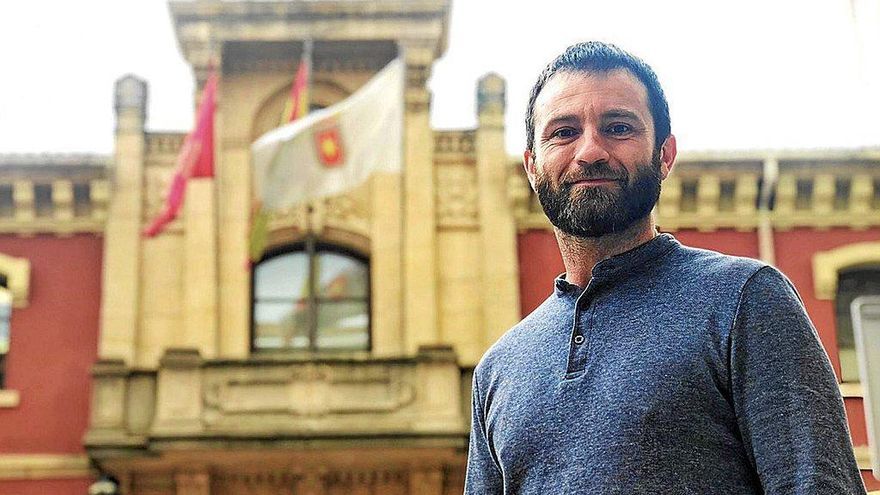 Koldo Leoz posa junto a la fachada del Consistorio de Estella-Lizarra.