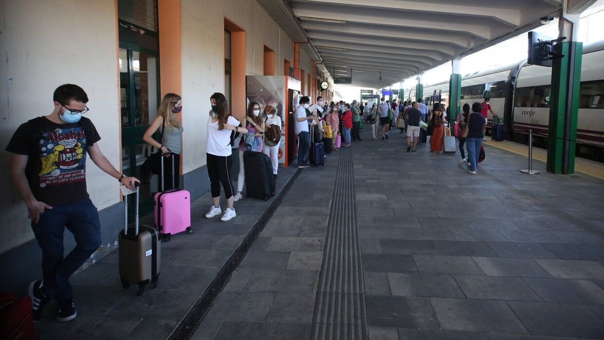 Viajeros, en la estación de Renfe en Pamplona