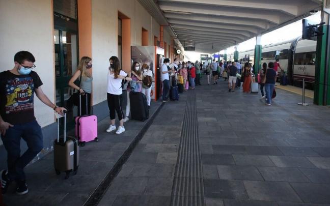 Viajeros, en la estaci&oacute;n de Renfe en Pamplona