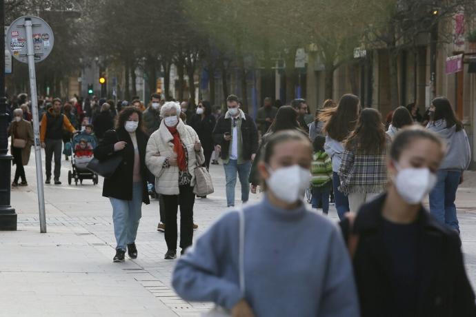 Personas andando por la calle con mascarilla para evitar contagios