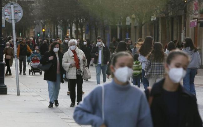 Personas andando por la calle con mascarilla para evitar contagios